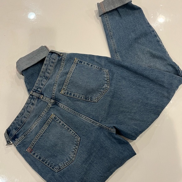 BDG Denim - BDG Light Wash High-Rise Denim Cropped Mom Jean (Rolled)